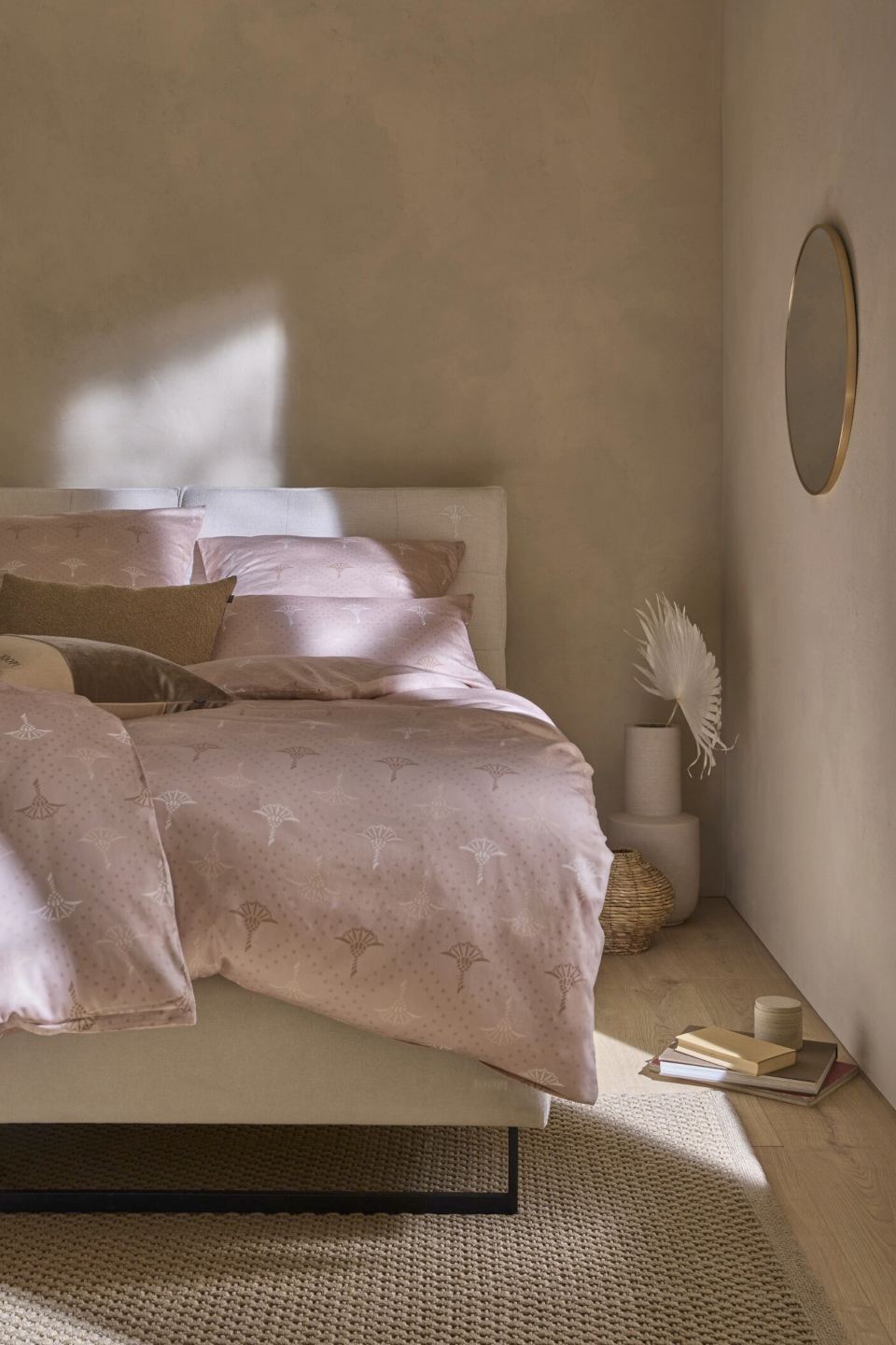 Helles, mediterranes Schlafzimmer mit der Bettwäsche Cornflower Charm in Nude von JOOP!