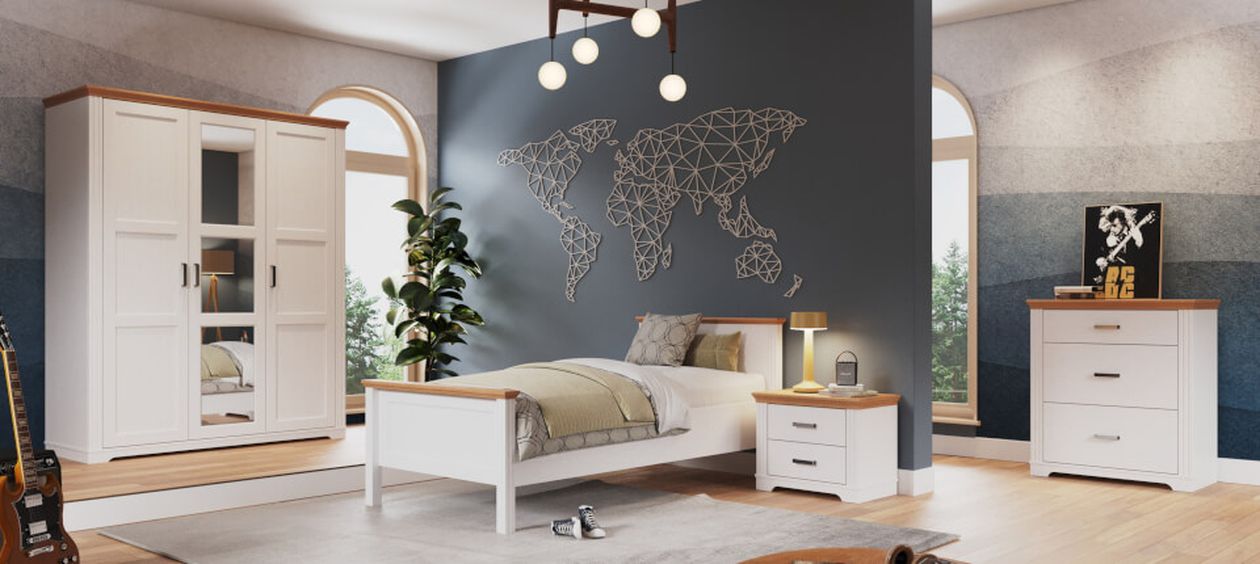 Jugendzimmer mit weißem Bett, passendem Kleiderschrank und Kommode. An der Wand prangt eine geometrische Weltkarte auf dunkelblauem Akzent.