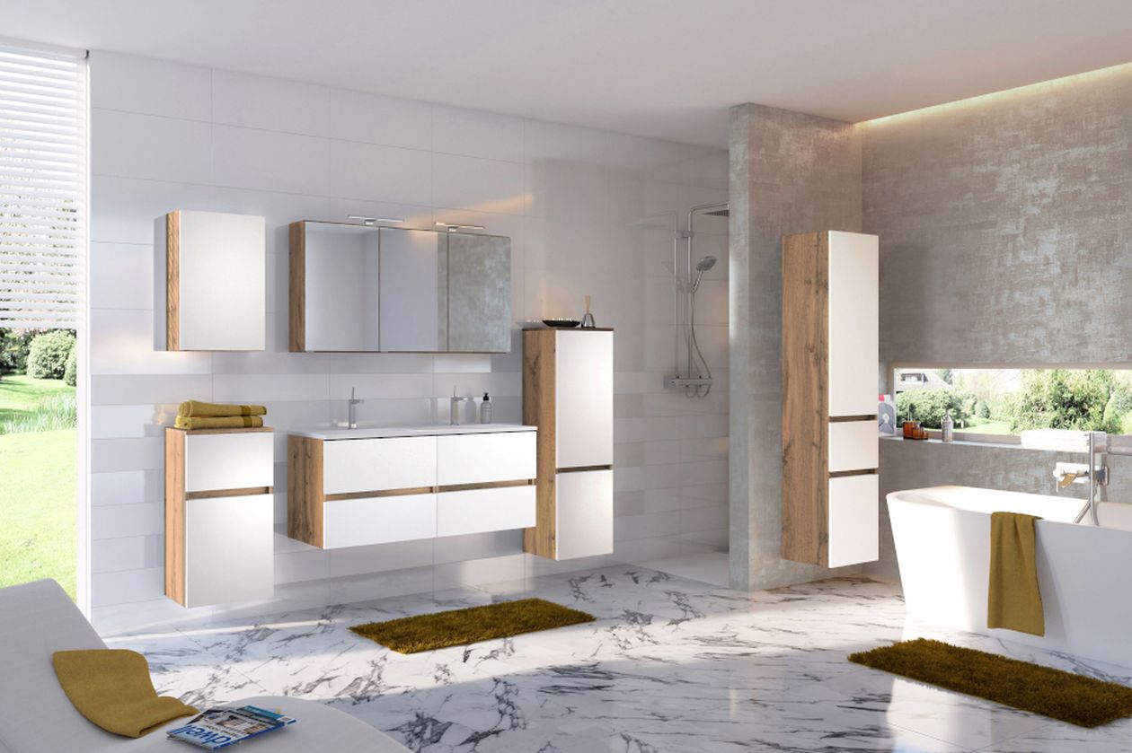 Helles, modernes Badezimmer mit schwebenden Waschtischen in Weiß und Holzoptik, freistehender Badewanne, Marmorboden, hohen Schränken, großem Fenster und grünen Badematten.