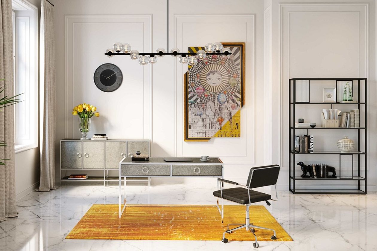 Modernes Büro mit elegantem Schreibtisch, schwarzem Stuhl, gelbem Teppich, abstrakter Kunst und einem dekorativen Kronleuchter. Regale und ein Sideboard vervollständigen den Raum.