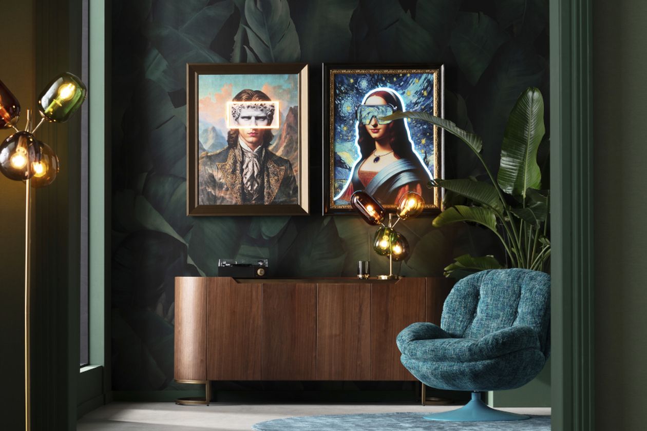 Dunkelgrünes Wohnzimmer mit zwei bearbeiteten Gemälden an der Wand, blauer Sessel, Sideboard und Stehlampe. Tropenpflanzen und moderne Deko ergänzen den Raum.