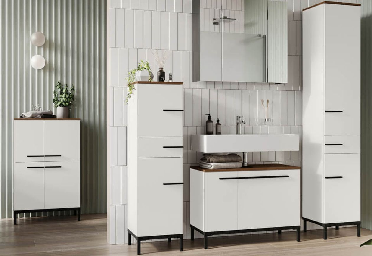 Modernes Badezimmer mit weißen Schränken, schwarzen Griffen, wandhängendem Waschbecken, Spiegeln und Pflanzen. Heller Holzboden und gestreifte Wandpaneele.