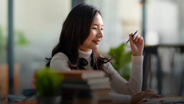 Makna dan Penggunaan Idiom As Cheap as Chips dalam Percakapan