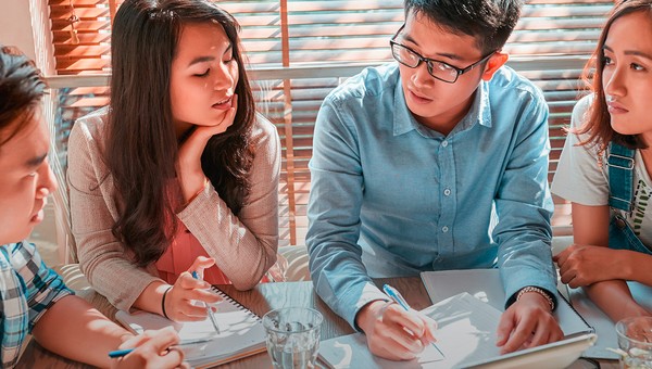 Mengajarkan Bahasa Inggris Kepada Pegawai Kantor
