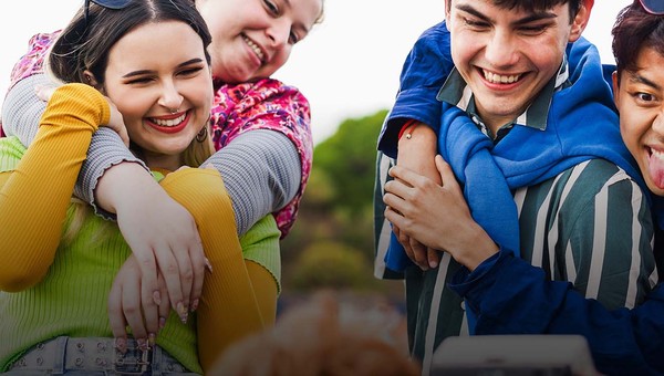 Arti Spill the Beans dan Contoh Kalimatnya dalam Percakapan Sehari-hari