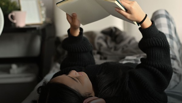 4 Perbedaan Dasar Verb dan Adverb Beserta Contohnya