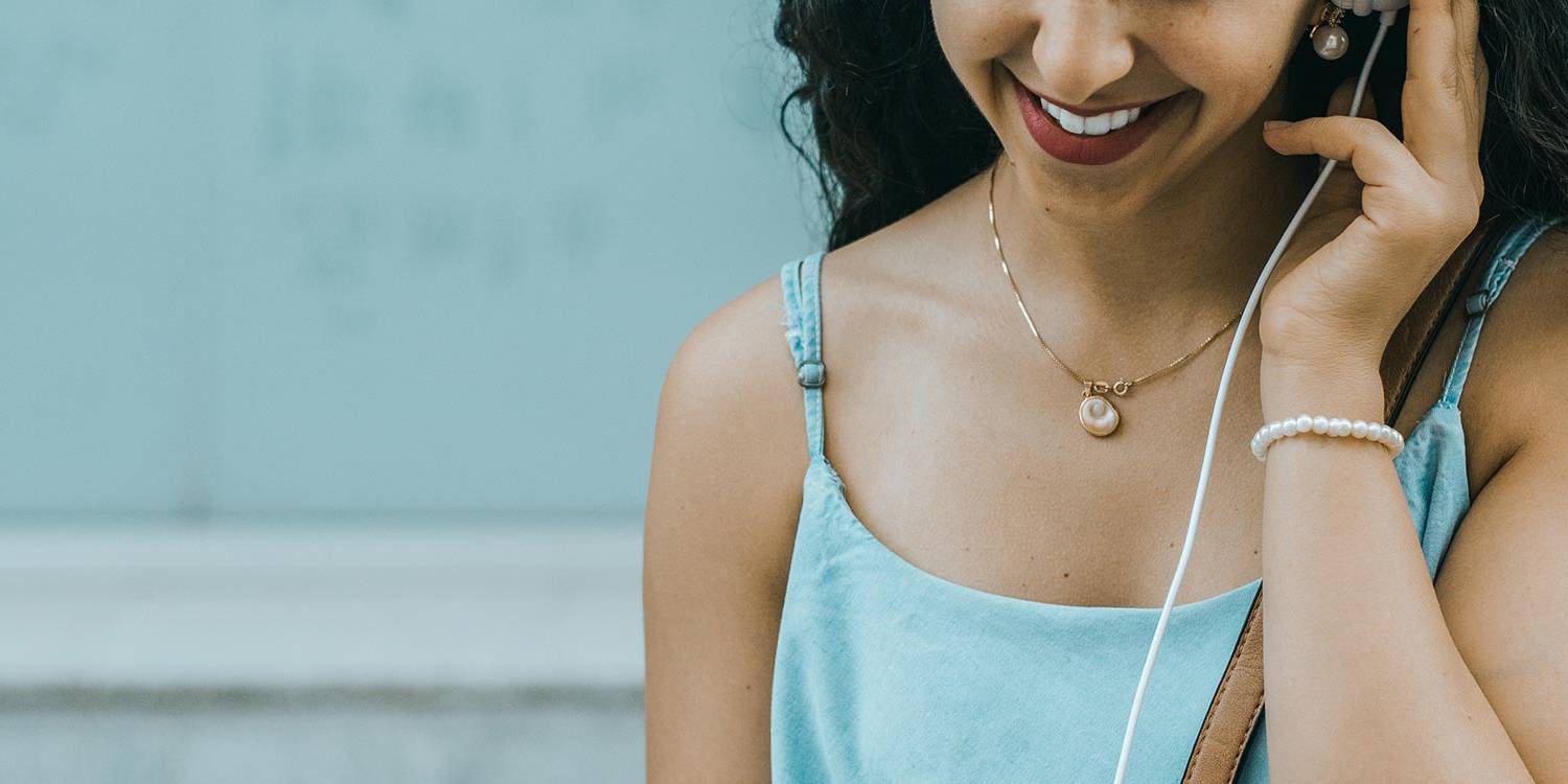 5 Daftar Podcast Yang Pas Untuk Menemani Perjalanan Kamu