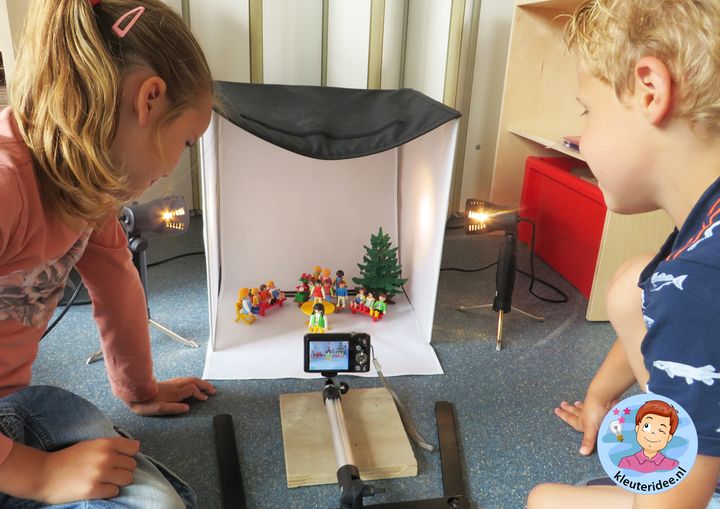 Klassenfoto maken van Playmobilpoppetjes met kleuters  , kleuteridee.nl, thema fotograaf1