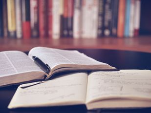 Wir treffen uns zu einem offenen Lesekreis für alle, die an guter Literatur interessiert sind und sich gern mit anderen über Bücher austauschen möchten.