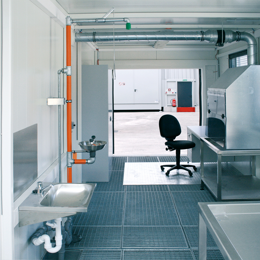 Technikcontainer von Denios mit Auffangwanne im Boden