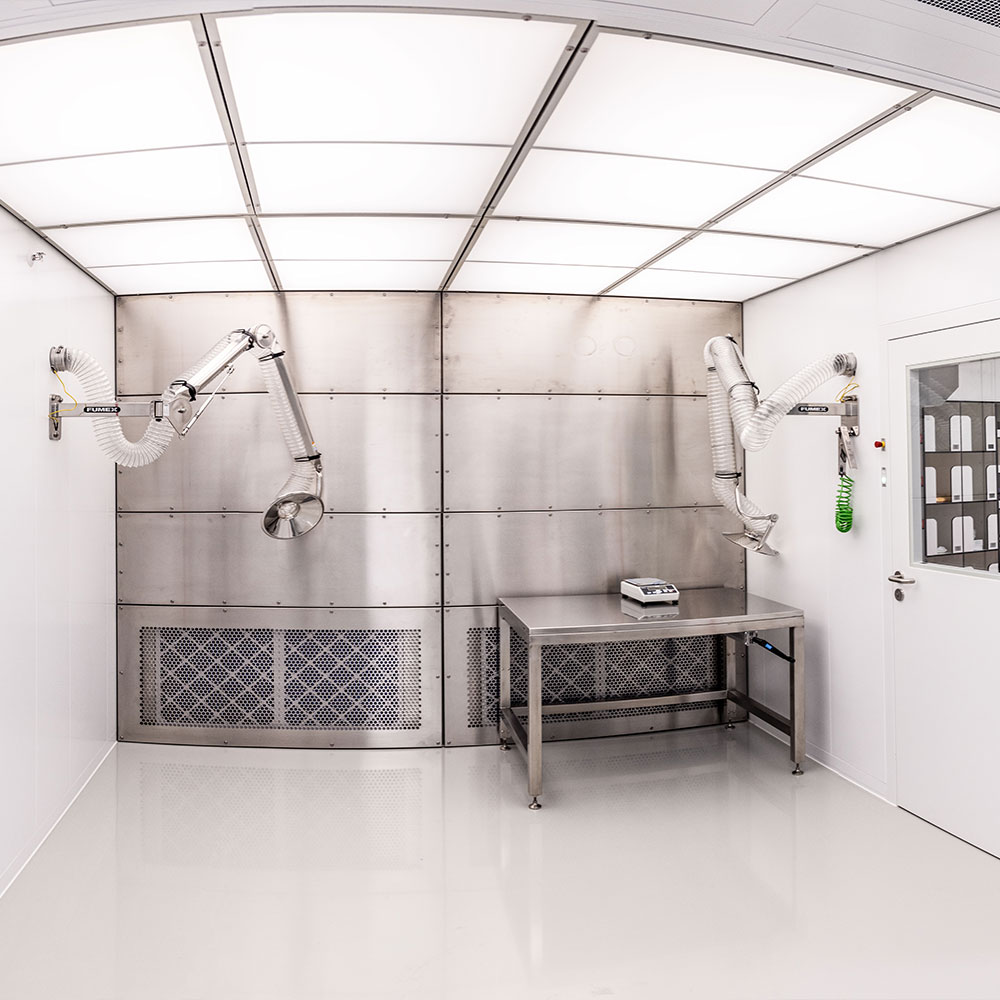 A DENIOS VARIO-Flow lamináris légáramlású kabinja (LAF-kabin) megbízható személy- és termékvédelmet biztosít a mintavétel során.