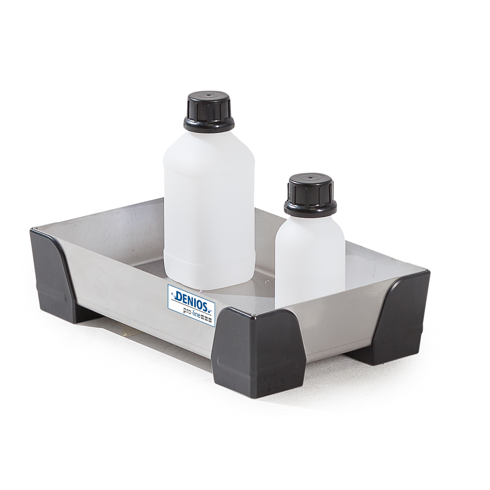 Petits récipients dans un bac de rétention