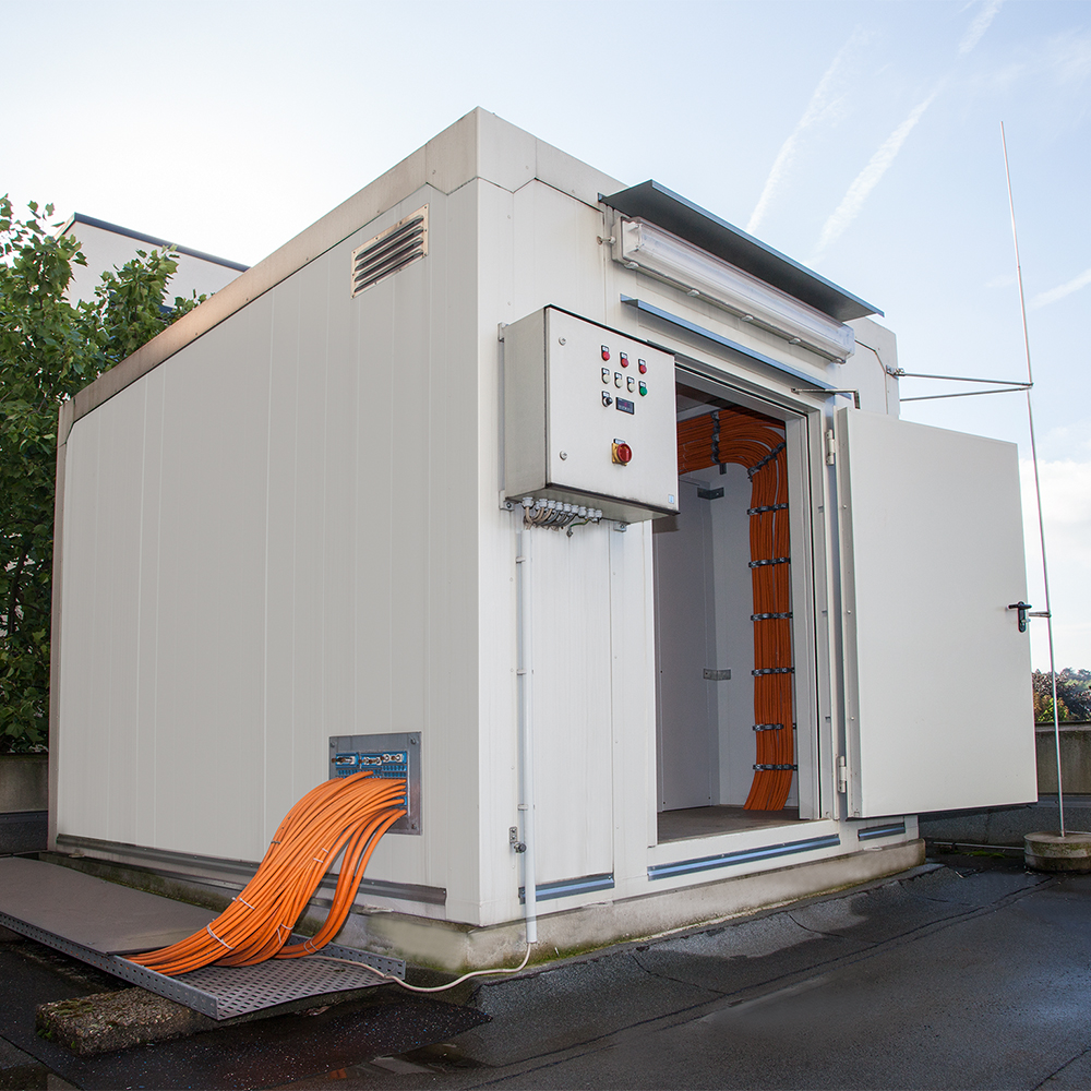 Technikcontainer von Denios mit doppeltem Boden für Kabeldurchführungen