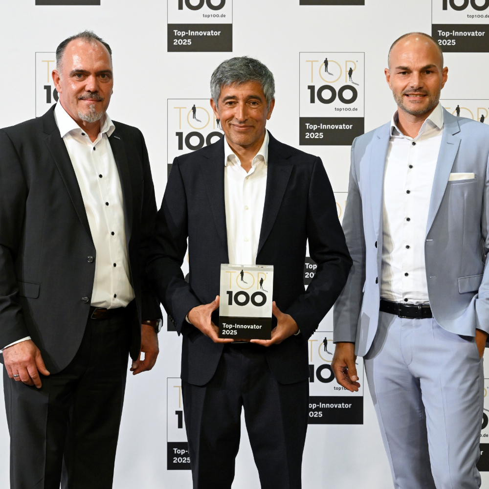 Horst Rose (links) und Ingo Schlutter (rechts) von DENIOS freuen sich über den TOP 100-Award von Ranga Yogeshwar