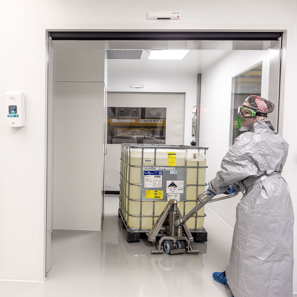 A tisztatér három, ajtókkal és kapukkal elválasztott részre oszlik: egy személyzsilip öltözővel, egy anyagzsilip és a mintavételi terület.