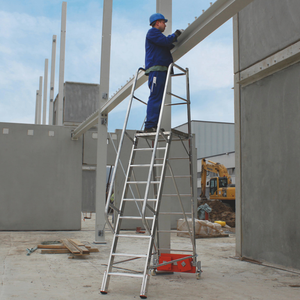 Técnico a trabalhar em altura num escadote com plataforma de alumínio no exterior