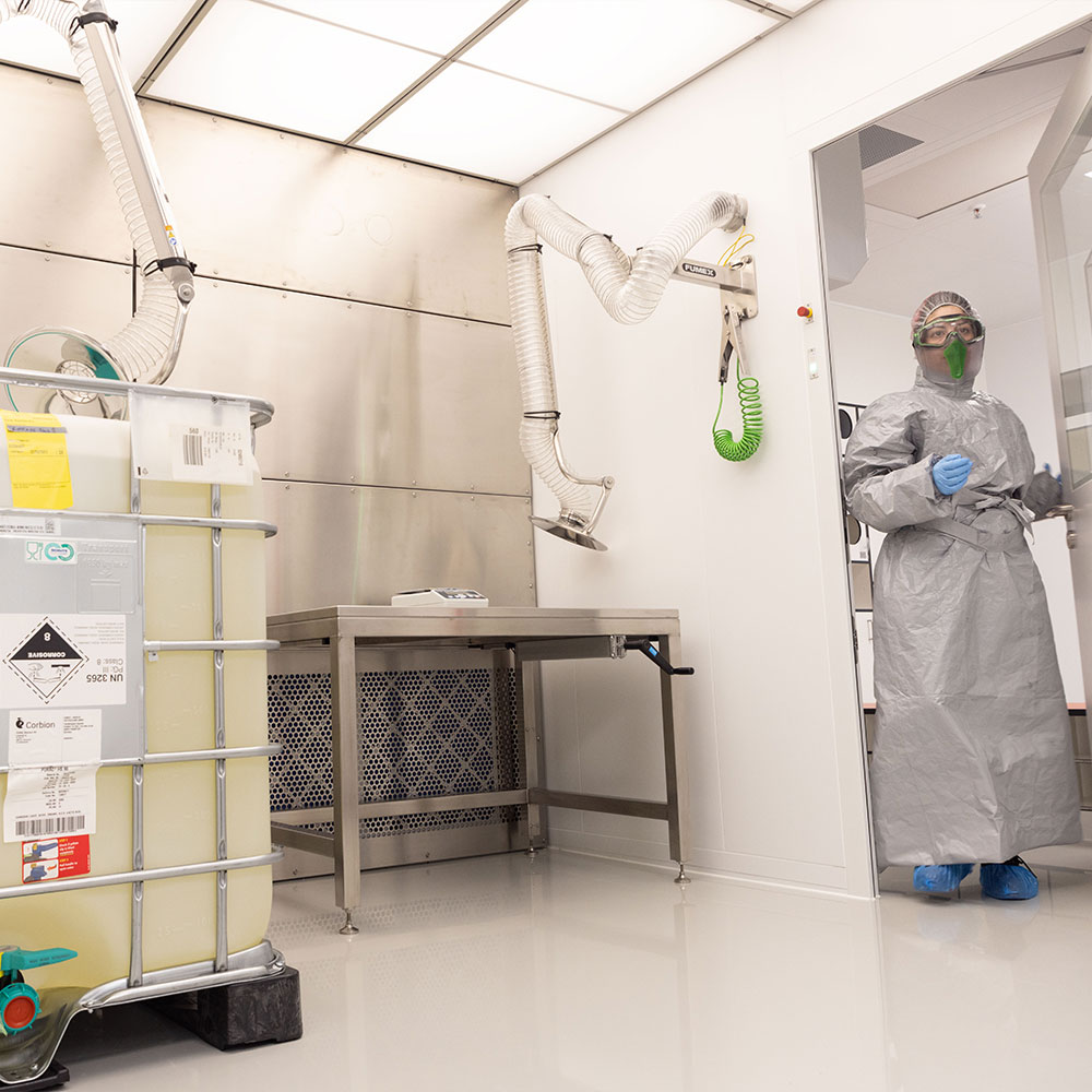 A DENIOS VARIO-Flow lamináris légáramlású kabinja (LAF-kabin) megbízható személy- és termékvédelmet biztosít a mintavétel során.