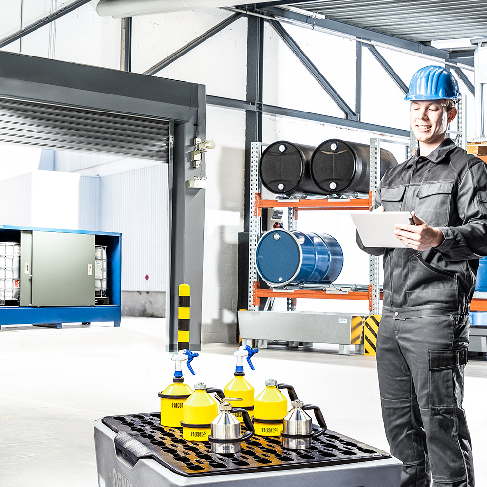 Medarbejder inspicerer udstyr 