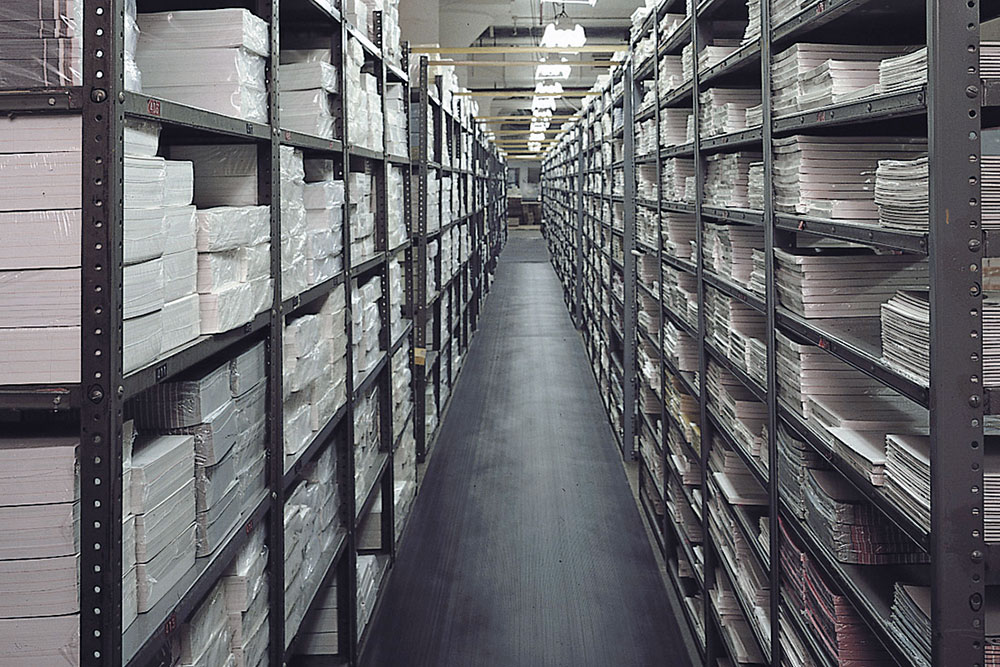 Raktár csúszásgátló szőnyeggel a polcok között