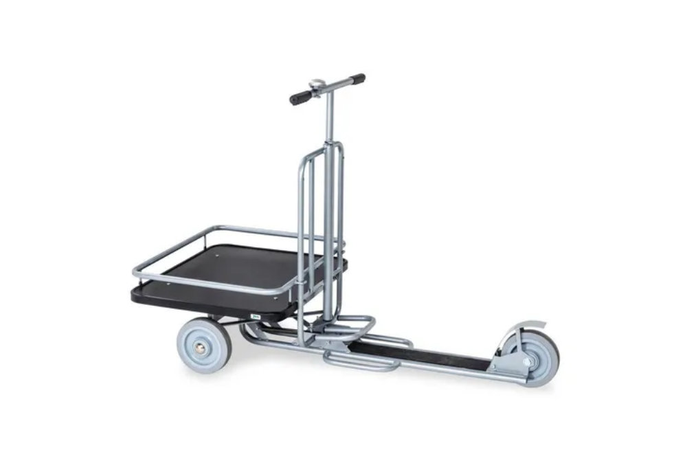 Trotinete industrial metálica com cesto de carga, estrutura reforçada e rodas robustas, utilizada para transporte rápido de materiais em ambientes logísticos