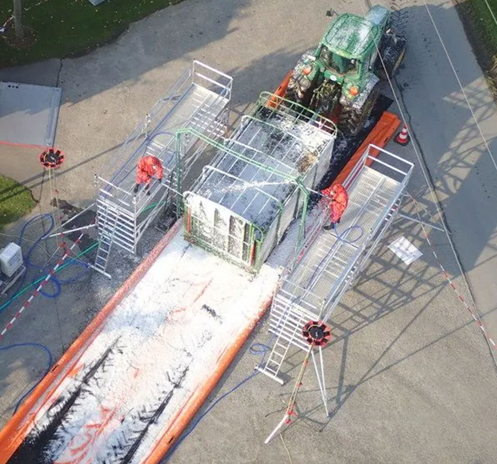 Eine durchfahrbare Schaumsprühanlage zur Dekontamination im Einsatz