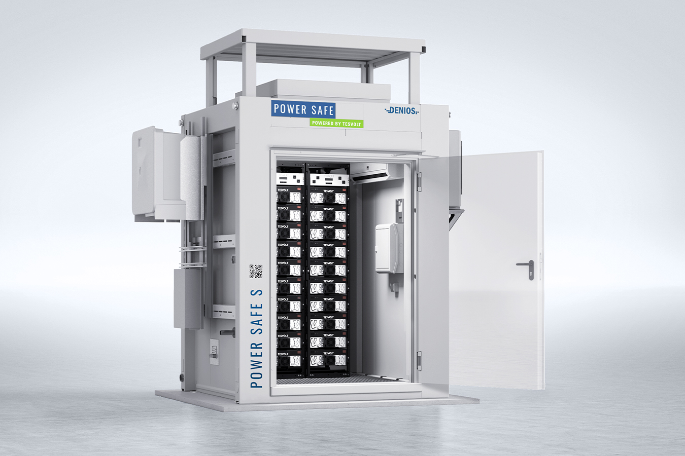 Egy nagyméretű, nyitott PowerSafe ipari konténer „Power Safe” felirattal és több elektronikus eszközöket tartalmazó polccal, egy világos, semleges színű helyiségben.