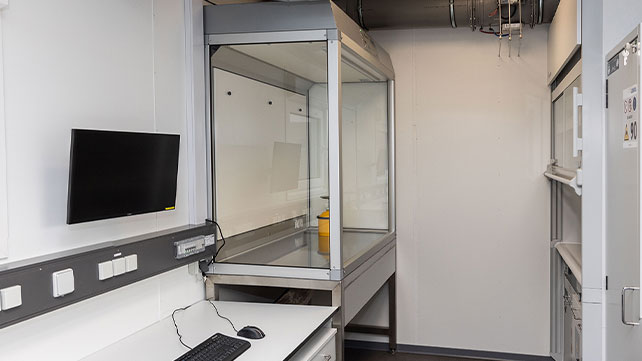 Laborcontainer inside with a monitor