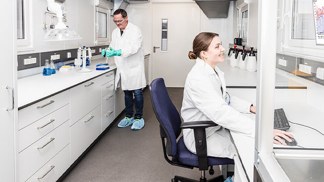 Bild eines Laborcontainers mit arbeitenden Personen