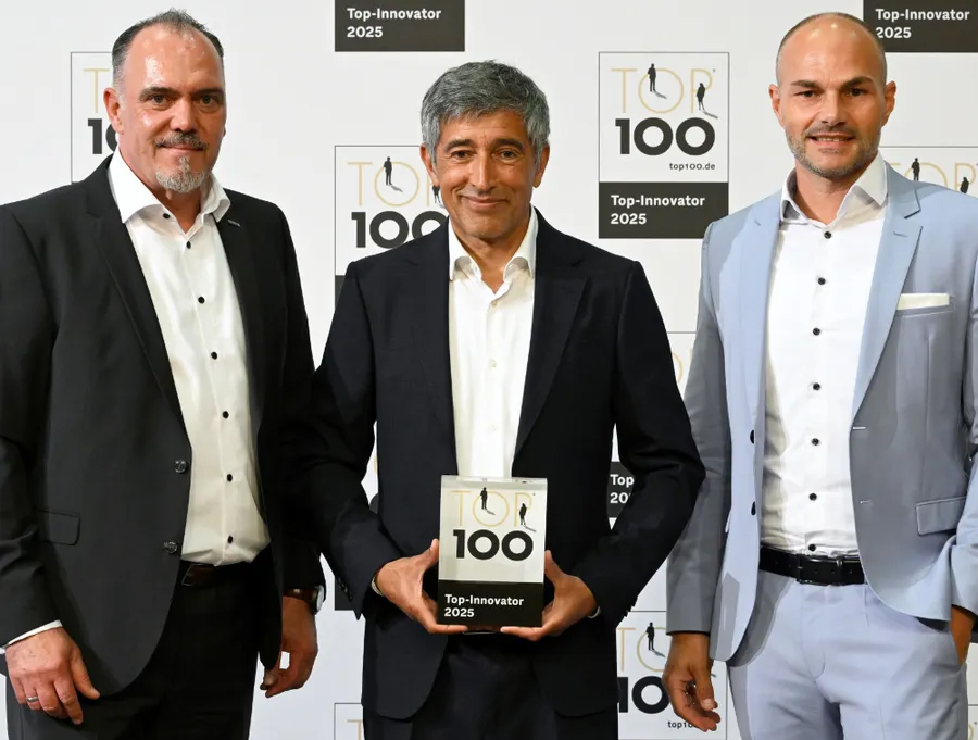 Alle DENIOS Top 100 Auszeichnungen auf einem Regal aufgestellt