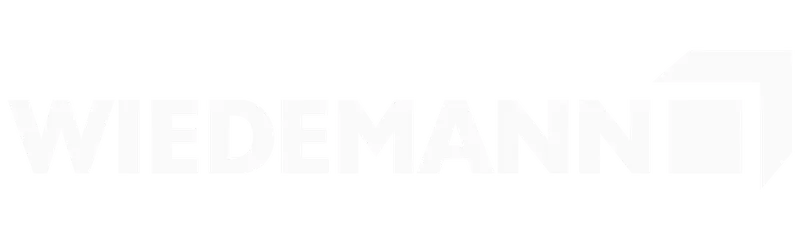 2512_Maschinenraum_Mitglied_Wiedemann_Logo_white
