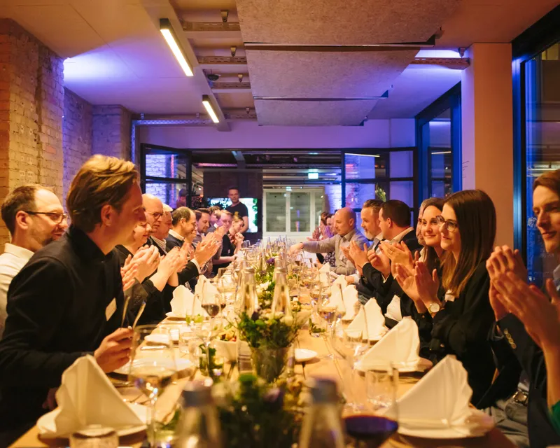 Maschinenraum großes gemeinsames Dinner in der Lounge