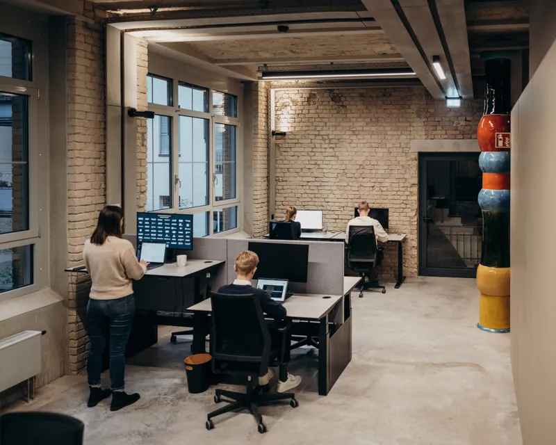 Maschinenraum Community Floors mit Arbeitsplätzen