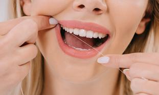 Igiene orale con filo interdentale