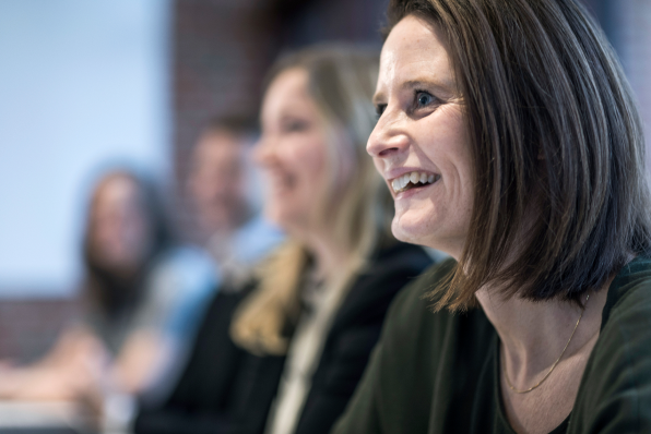 affärsman med glasögon får feedback från kollega