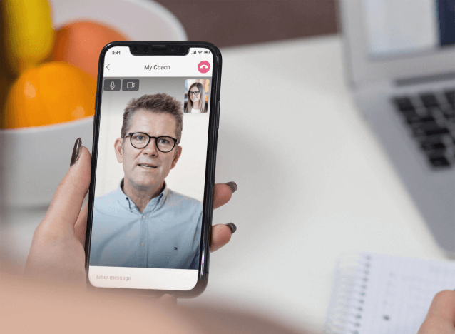 forretningskvinne mottar online coaching på iphone