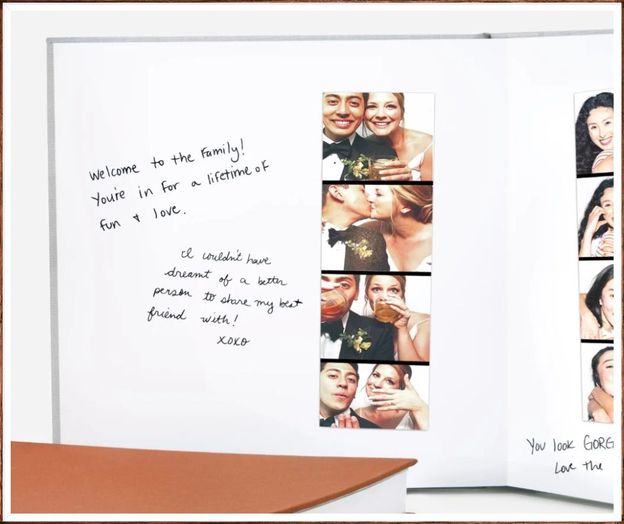 Handgeschriebene Notizen neben Fotos in einem Fotobuch