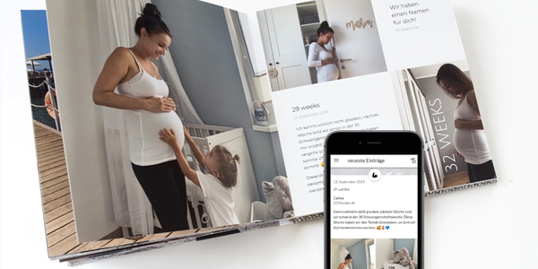 Aufgeschlagenes YAY-Fotobuch neben einem Smartphone mit der YAY-App