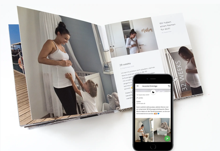 Aufgeschlagenes YAY-Fotobuch neben einem Smartphone mit der YAY-App