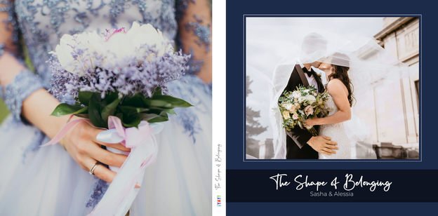 Fotobuch-Cover mit navyfarbenem Rahmen und Titel