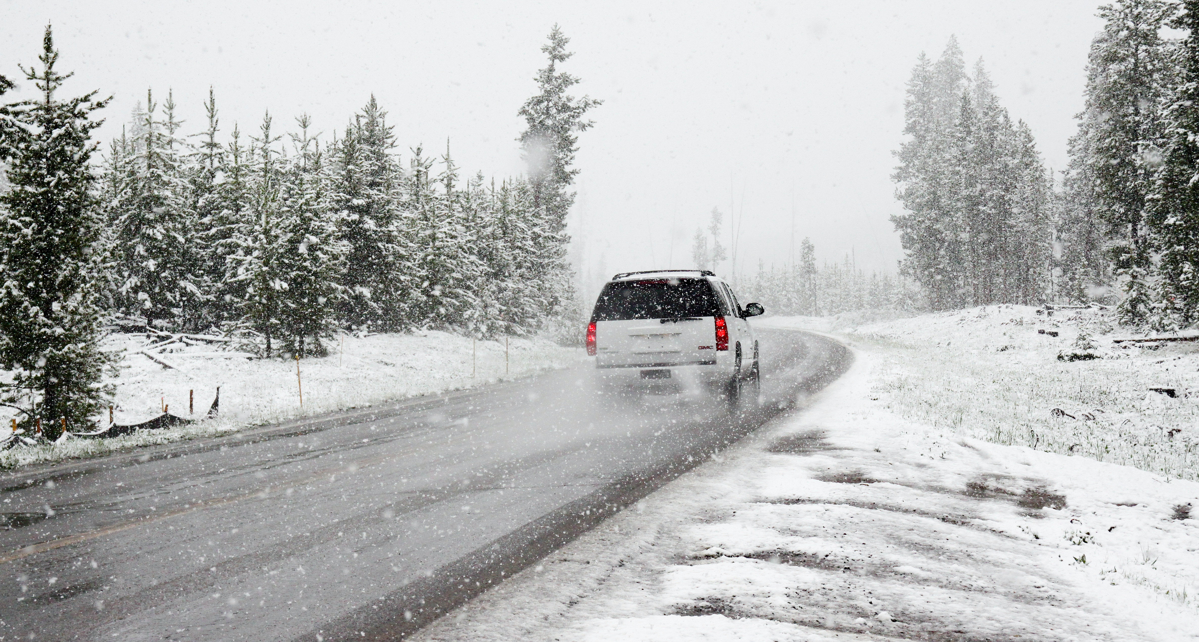 Autofahren im Winter: Sicher unterwegs bei Eis und Schnee