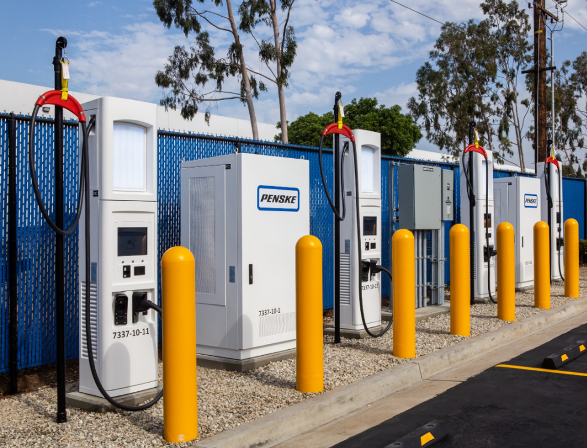 industry-collaboration-with-penske-truck-leasing-leads-to-successfull-electrification_white-fleet-driving-on-the-highway.jpg