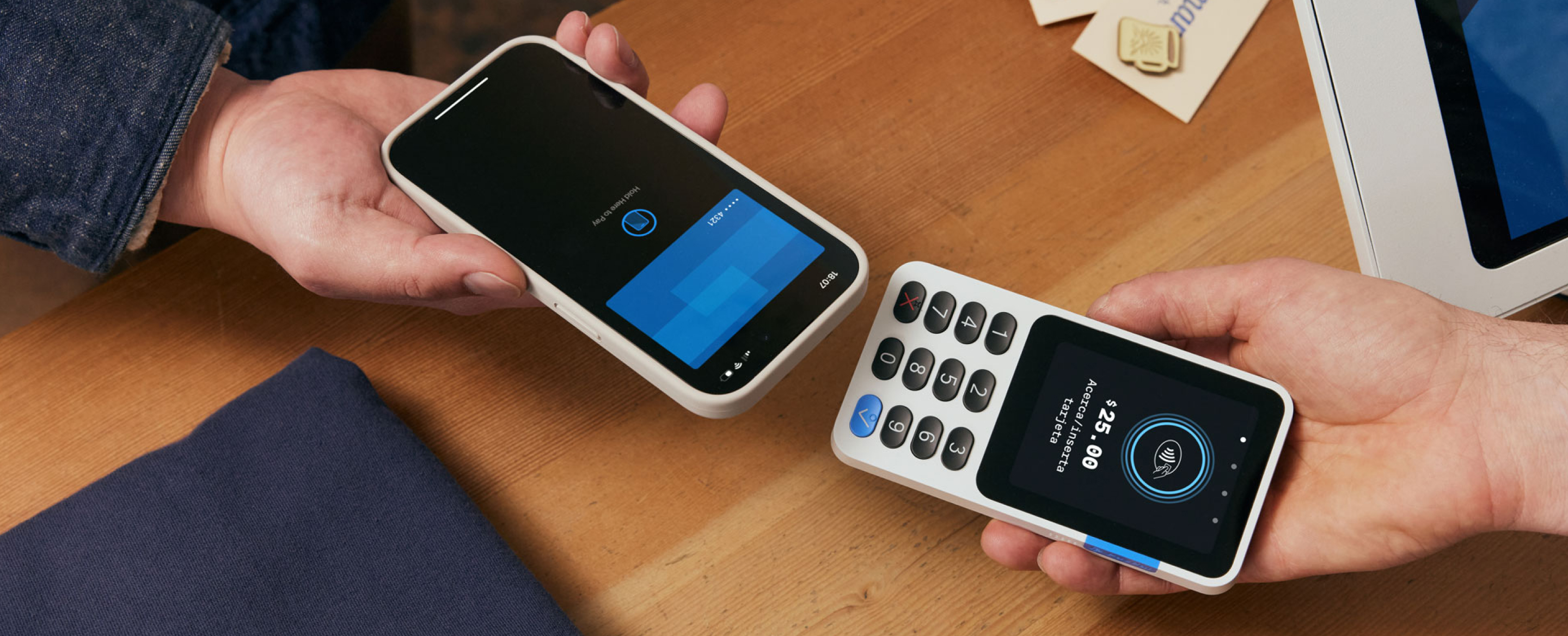 Realizando un pago con una cartera electrónica en un lector PayPal Reader