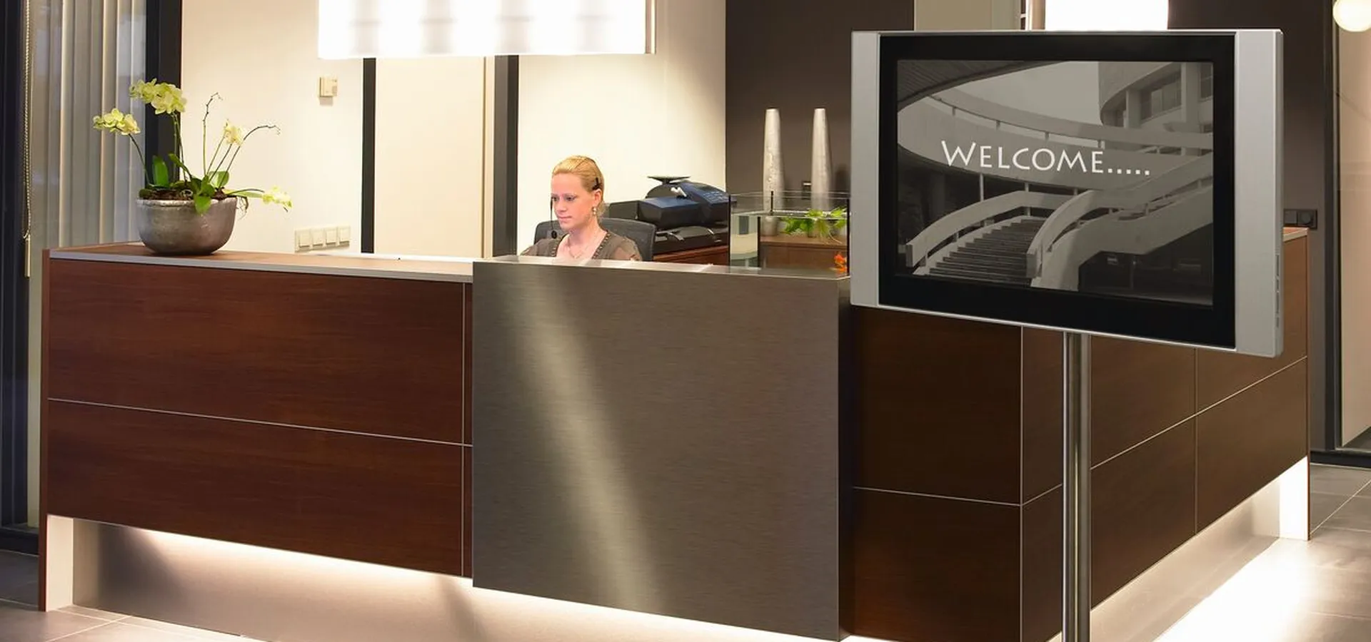 Floor stand hospitality | Vogel's