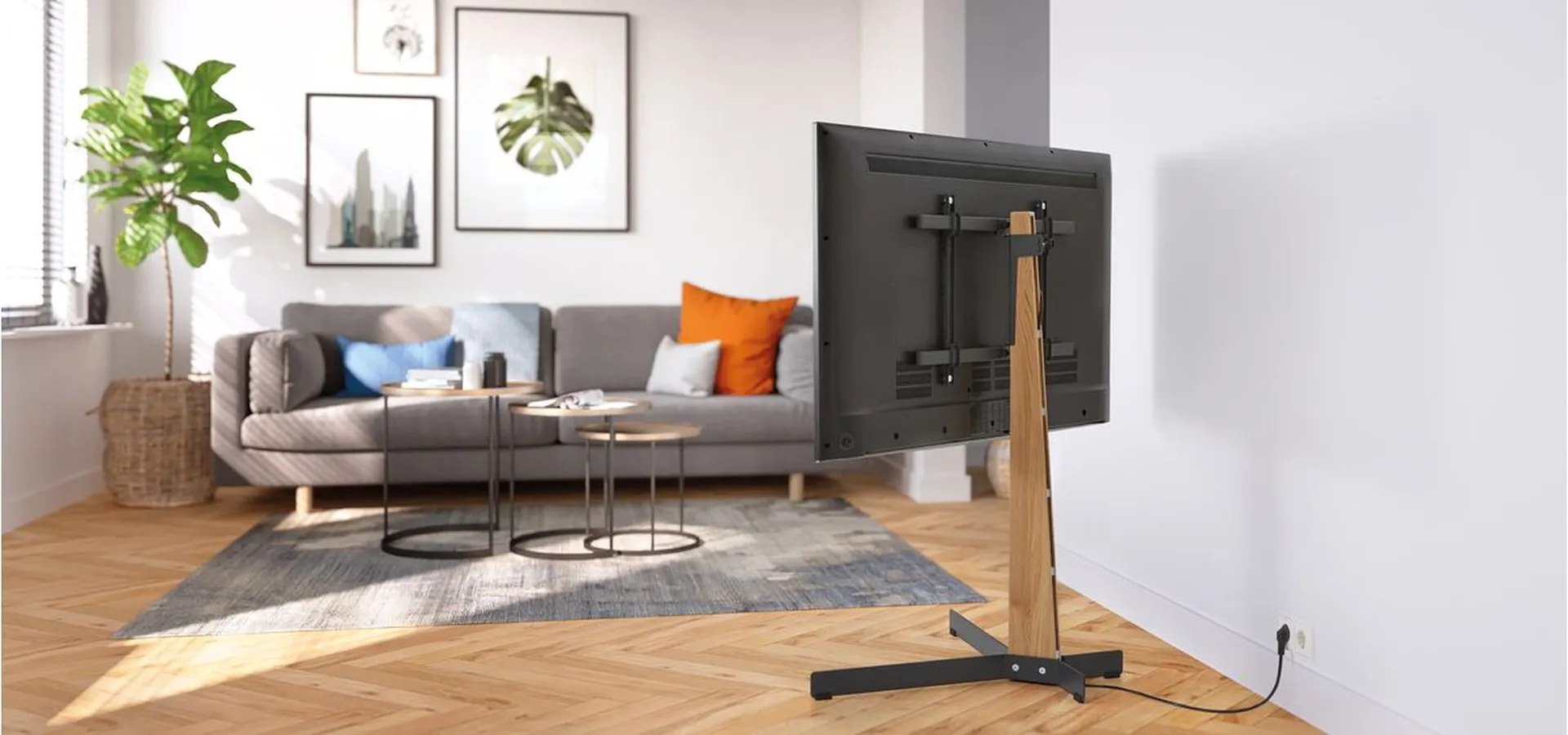 La pared de la TV puede dejar de ser un elemento "pegado" al fondo y convertirse en parte de la composición del salón.