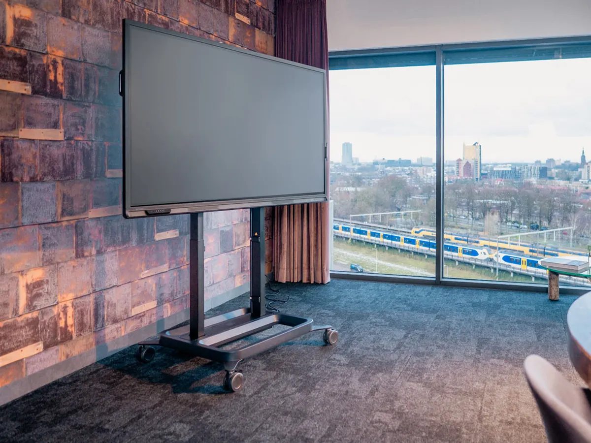 RISE DirectControl: redefining Motorized Display Lifts |Vogel's