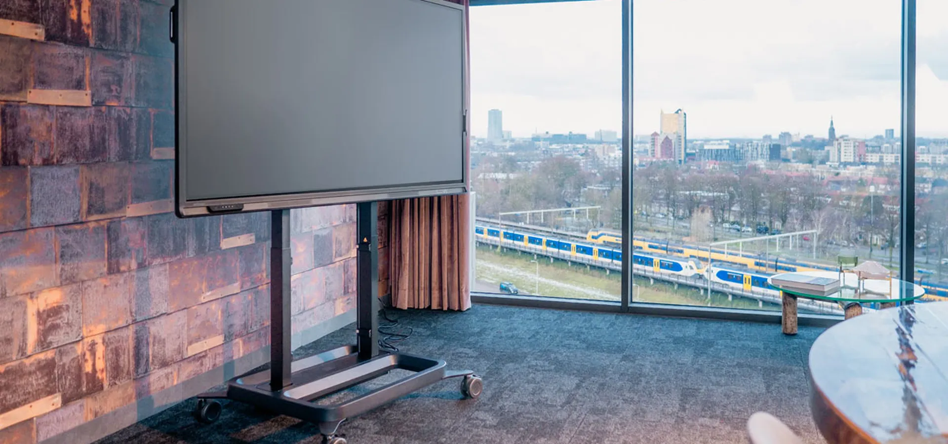 RISE DirectControl Motorized display lift by hand control | Vogel's