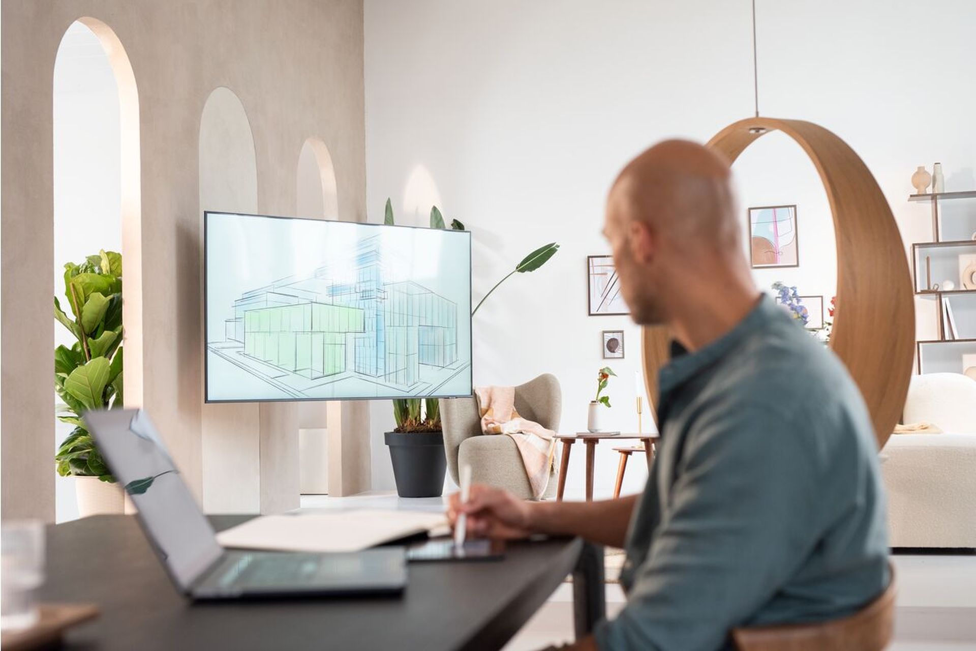 Elektrische Fernseherhalterung mit integriertem Ton