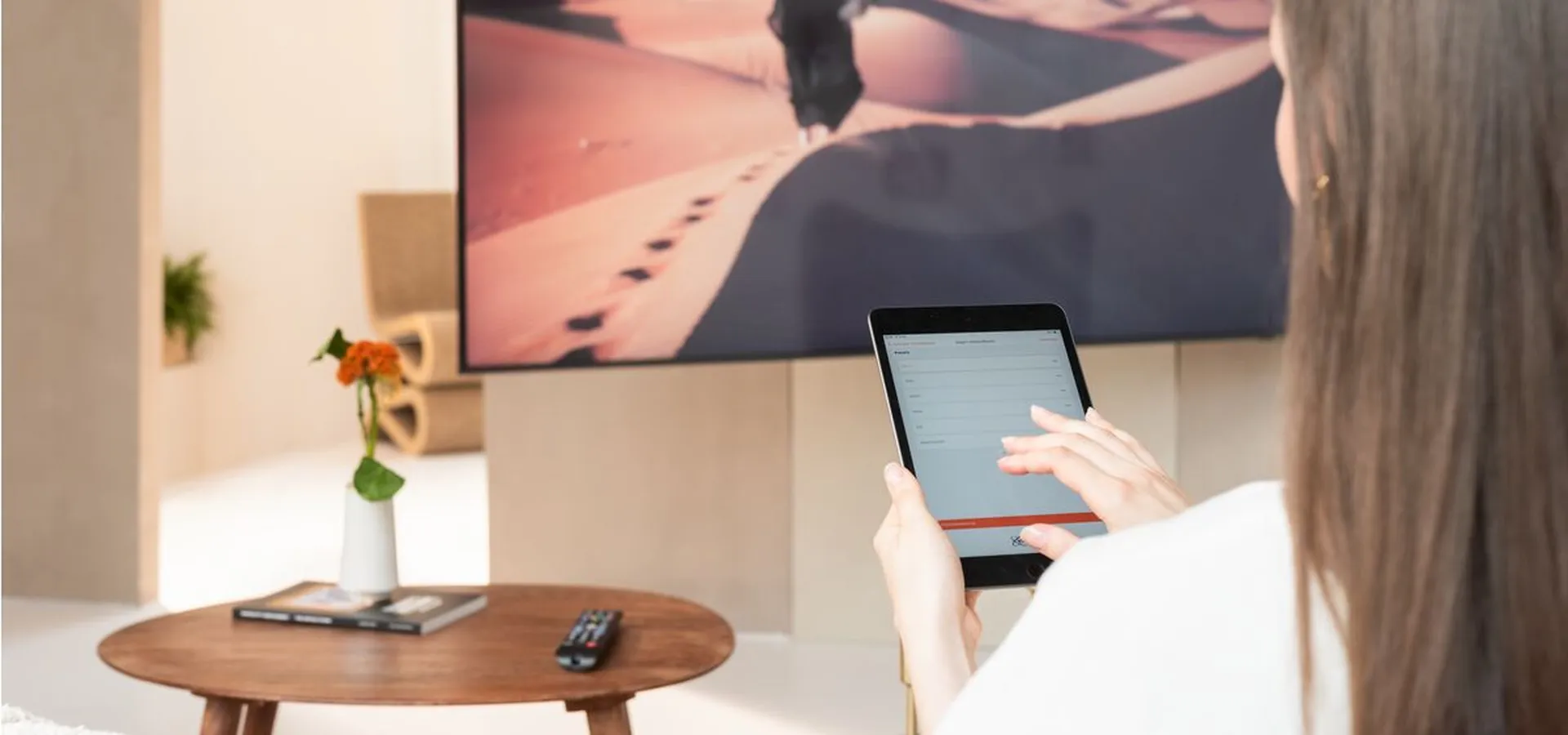 Contrôle par appli du support mural TV motorisé | Vogel's  | Vogel's 