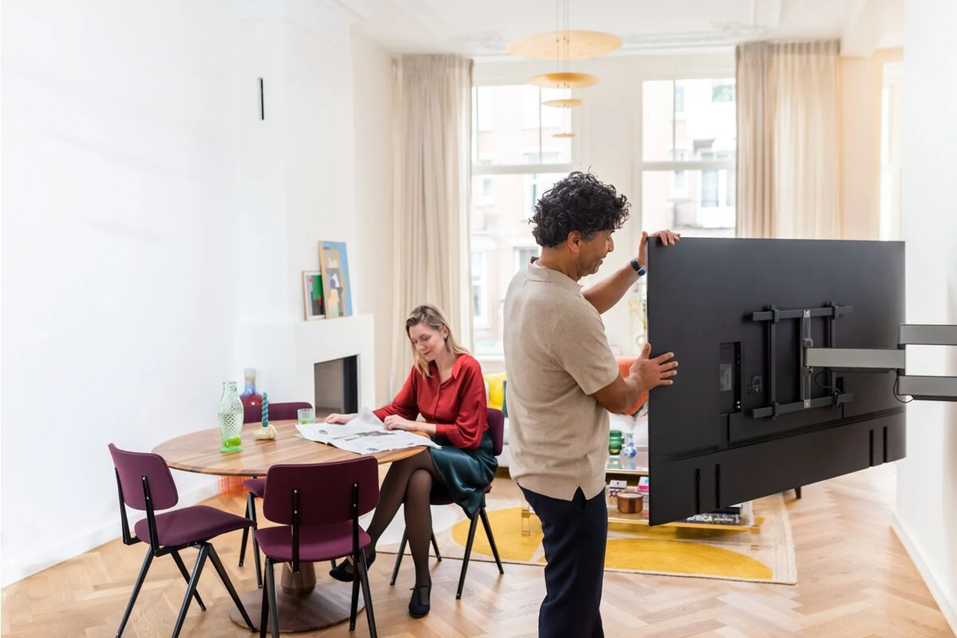 ELITE TV mount in living room | Vogel's 