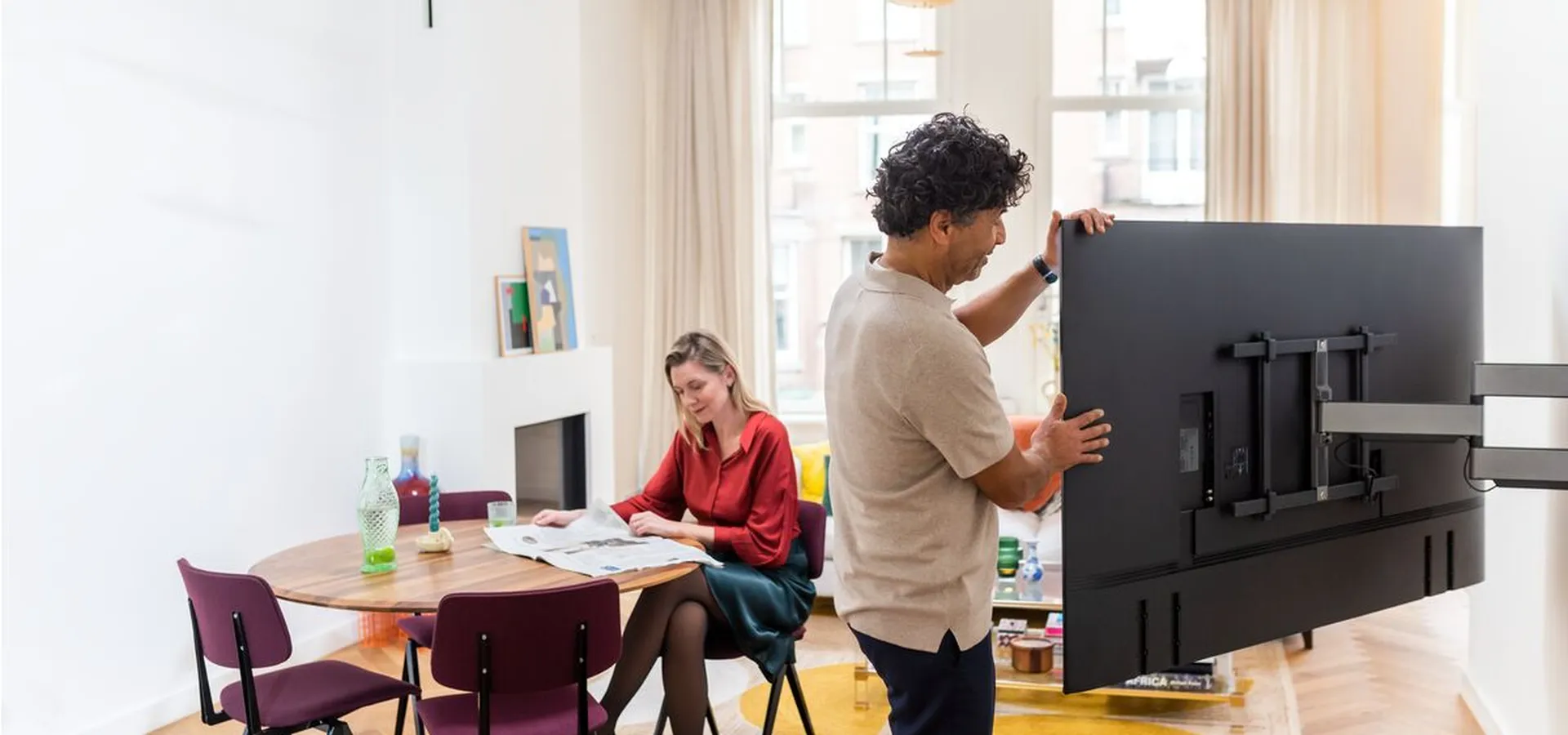 ELITE TV-fäste man kontrollerar VESA | Vogel's